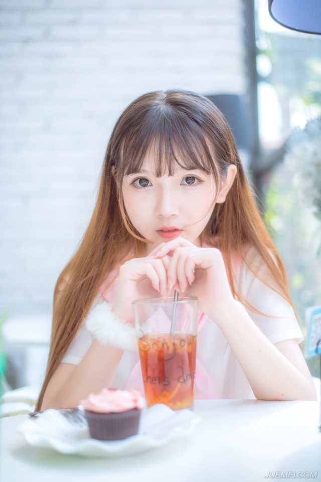 只听刘璝低沉的声音里，隐隐带着几分咆哮：“我为刘家出生入死，浴血拼杀，刘璋却在后方私通我妻子，更暗谋害我，非我不忠，奈何刘璋昏庸无道，更要绝我生路，今日回来，刘璝也没想过活着出去，将军，我刘璝今日，要反了！”